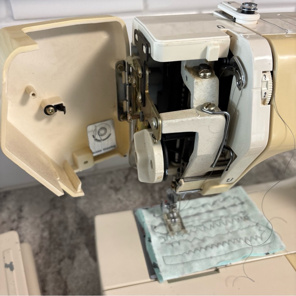 Kenmore 385.1884180 Retro 30 Stitch Sewing Machine W/ Pedal, Extras- Works! - Picture 13 of 17